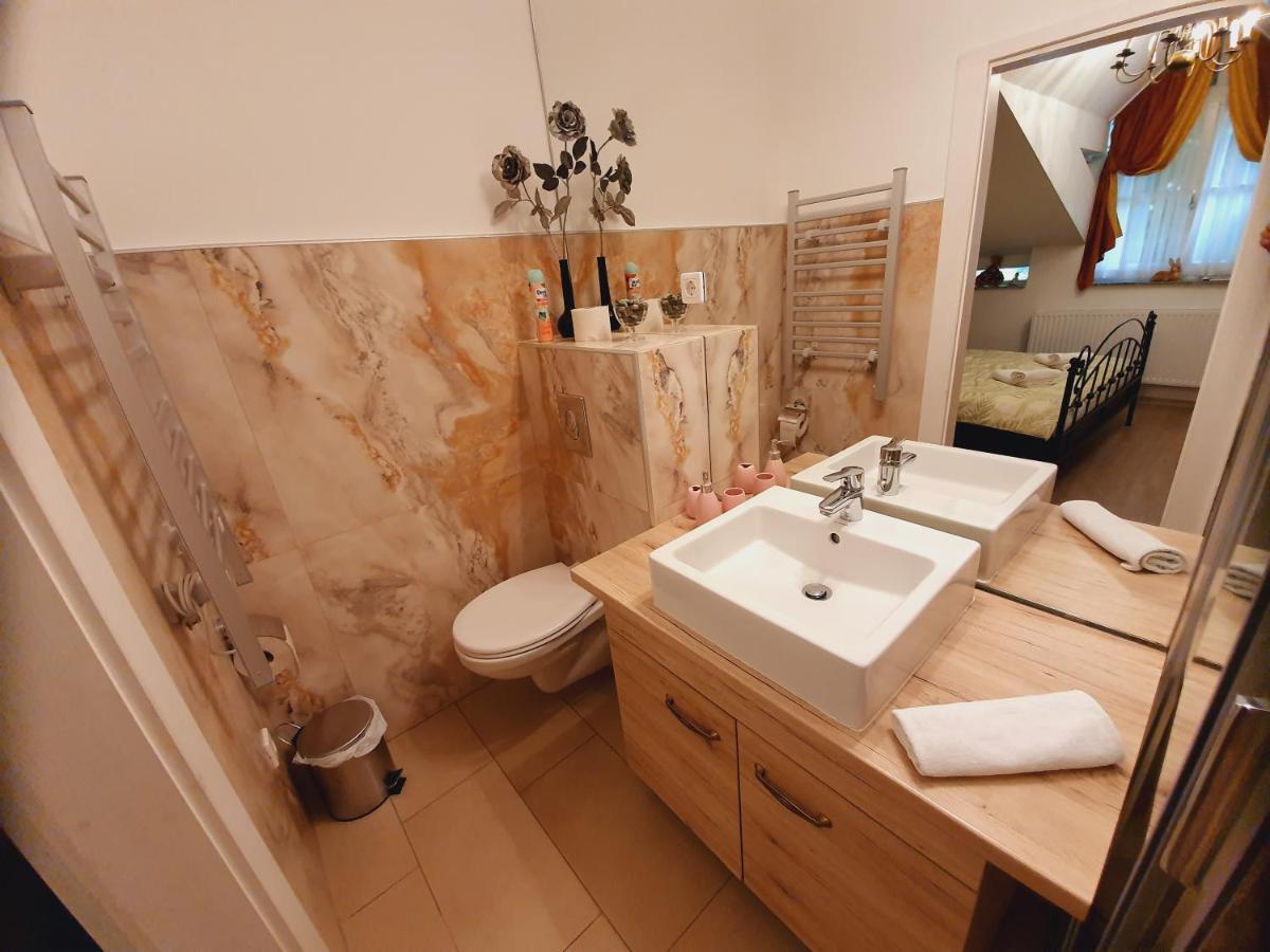 Karmelita Boutique Apartman Шопрон Экстерьер фото