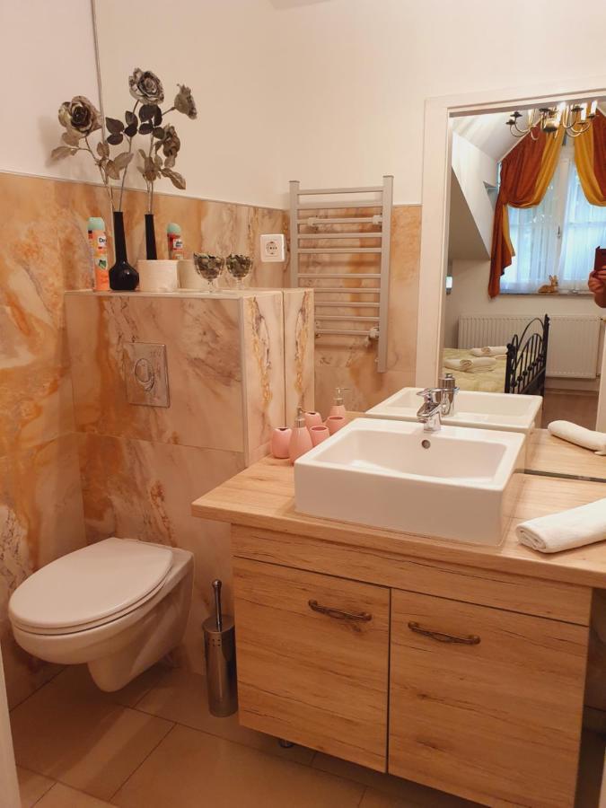 Karmelita Boutique Apartman Шопрон Экстерьер фото