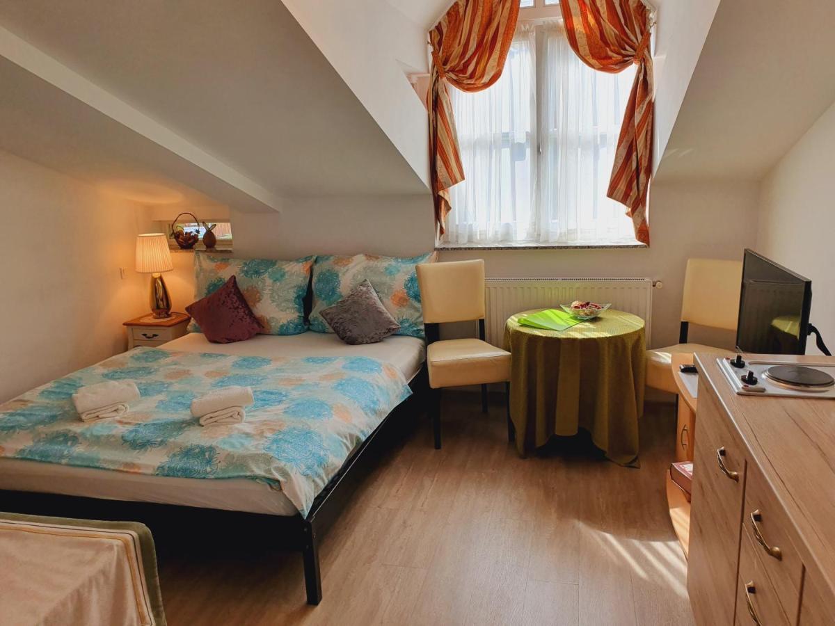 Karmelita Boutique Apartman Шопрон Экстерьер фото