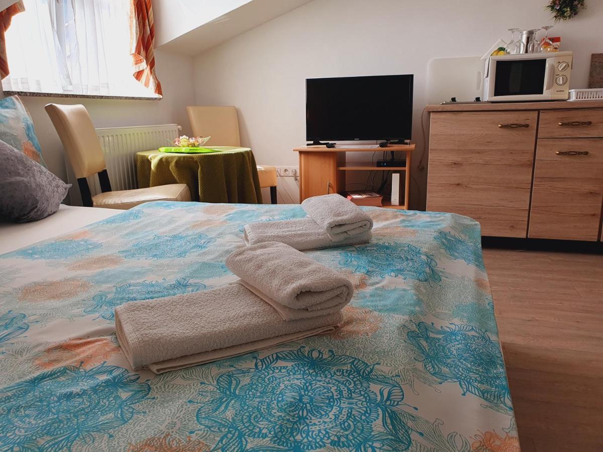Karmelita Boutique Apartman Шопрон Экстерьер фото