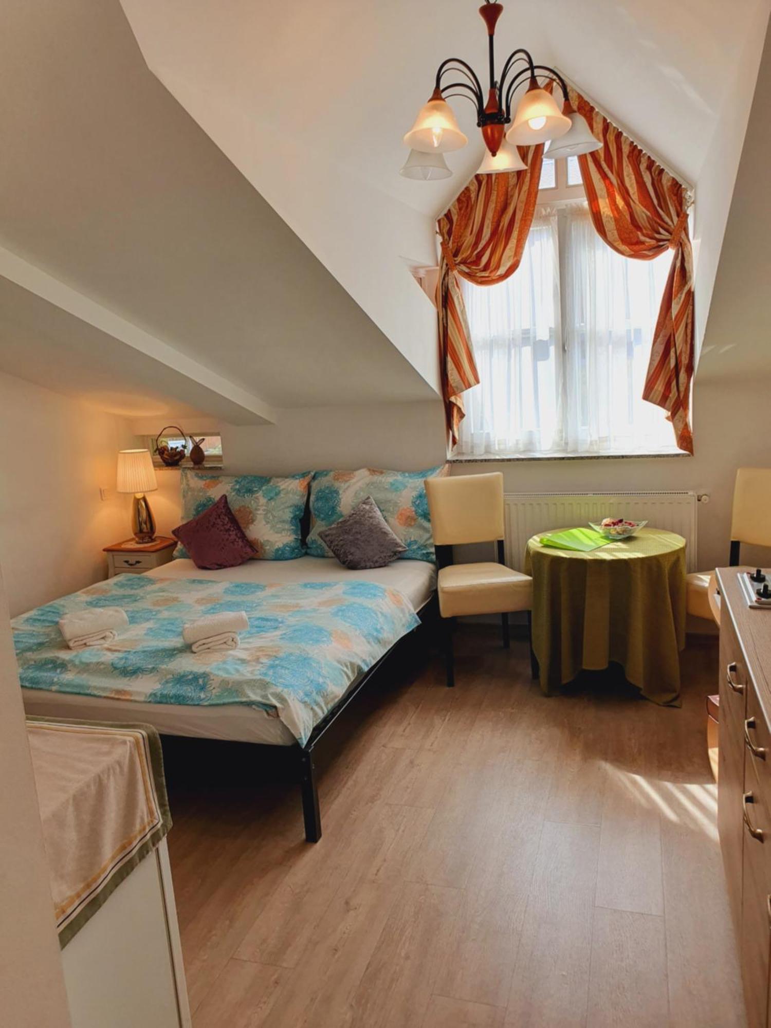 Karmelita Boutique Apartman Шопрон Номер фото