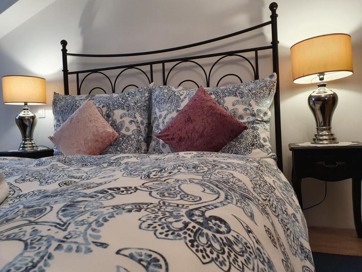 Karmelita Boutique Apartman Шопрон Экстерьер фото